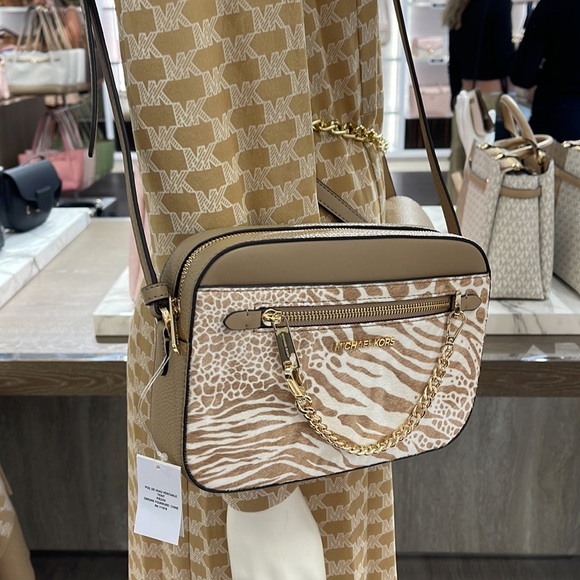 MICHAEL KORS JET SET LARGE EAST WEST ZIP POCKET CHAIN XBODY 
CAMEL
NWT - Picture 2 of 16
